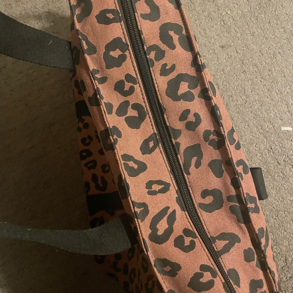 Victoria’s Secret pink duffel bag - Picture 2 of 3